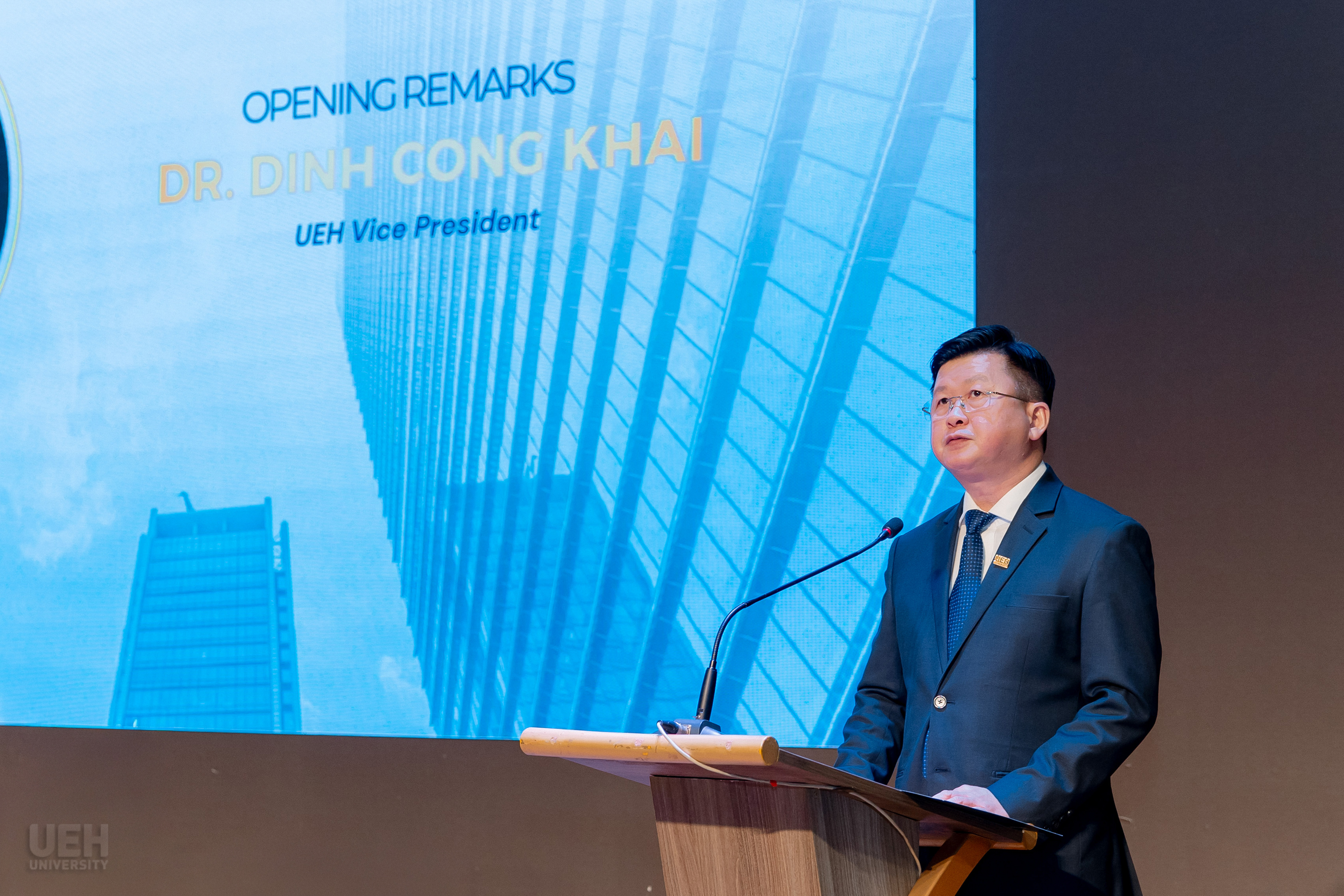 TS. Đinh Công Khải phát biểu